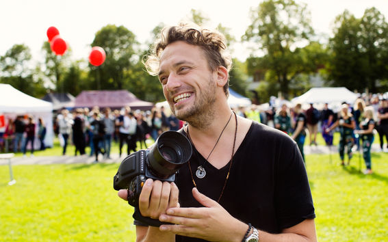 Aalto-yliopisto, Otaniemi stories: Aki-Pekka Sinikoski, valokuvaaja, isä ja Aalto-yliopiston alumni