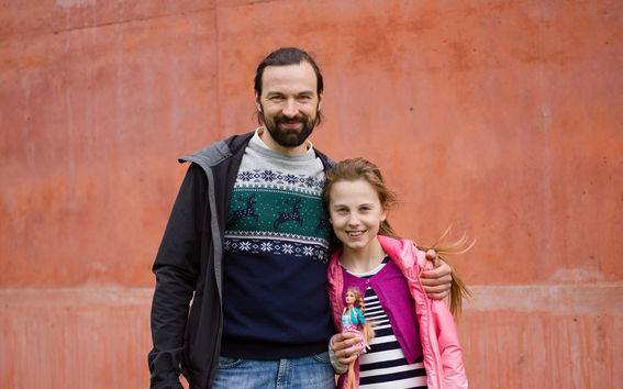 Aalto-yliopisto, Otaniemi stories: Mayya Vetchinnikova, 11-vuotias kesälomaileva peruskoululainen Slava Vetchinnikov, tietotekniikan opiskelija / Kuvaaja: Sinikoski