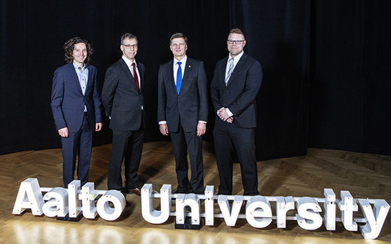 Kuvassa vasemmalta professori Günther H. Filz, professori Otto Toivanen, rehtori Ilkka Niemelä ja professori Tomi Laurila. Kuva: Lasse Lecklin. Aalto-yliopisto