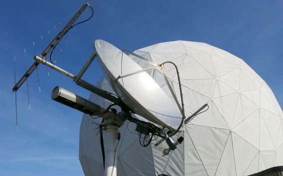 Kupu on Metsähovin alueen maamerkki, joka näkyy lentokoneestakin. Kuvaaja: Joni Tammi