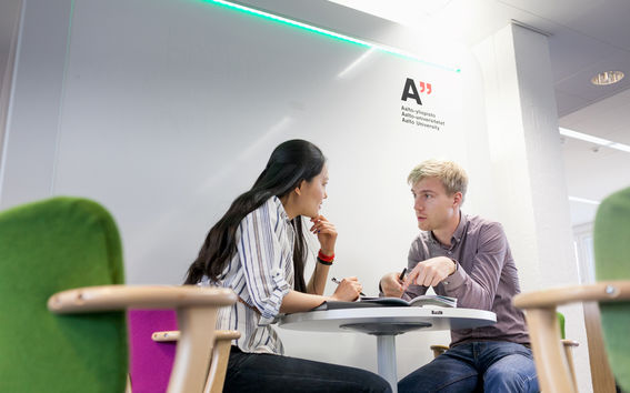 Aalto University / people talking / Aino Huovio