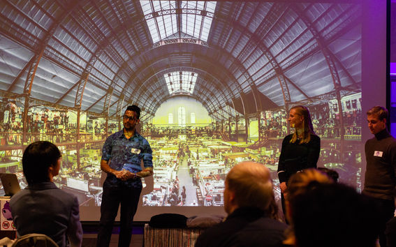 Kuvassa yksi opiskelijaryhmä pitää loppuesityksensä. Kuva: Jaakko Ranne