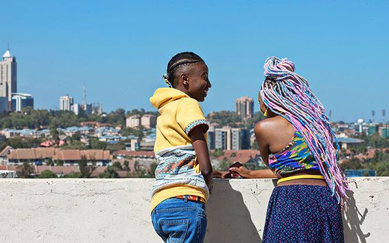 Still-kuva Rafiki-elokuvasta. Ohjaus: Wanuri Kahiu. Kuvaus: Christopher Wessels. Näyttelijät: Samantha Mugatsia, Sheila Munyiva. Tuotanto: Steven Markovitz / Big World Cinema, Afrobubblegum.