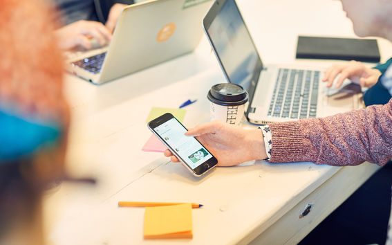 Aalto University / smartphone and a computer / Photo: Unto Rautio