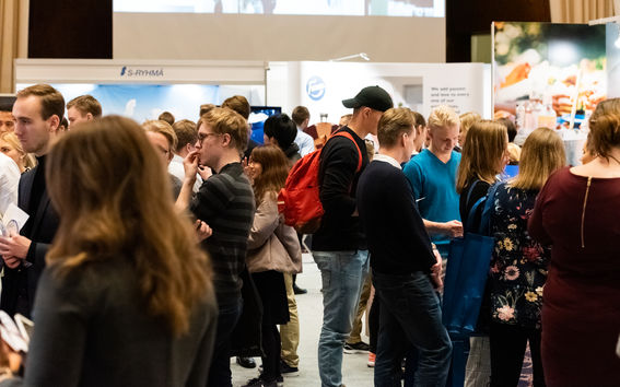 Kuvassa on opiskelijoita ARENA-rekrytointimessuilla.