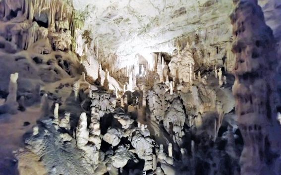 Tippukiviluolasto Postojska Jama avattiin yleisölle 1819.