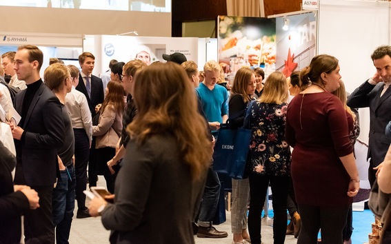 Opiskelijoita rekrytointimessuilla