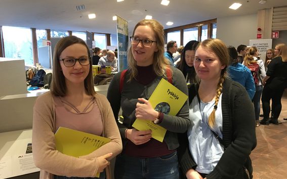 Opiskelijat Ella Aikio, Eveliina Voutilainen ja Jessica Vähävaara CHEM Urafoorumissa 14.12.2018 / Kuva: Helena Seppälä