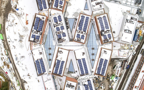 Väre ja Kauppakorkeakoulu aurinkopaneelit Kuva: Mikko Raskinen / Aalto-yliopisto