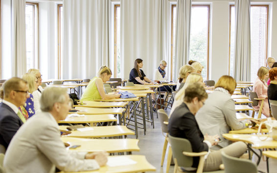 Ihmisiä avoimella luennolla