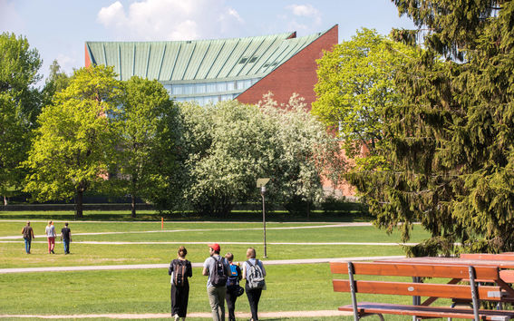 Groups of students walking in the park Alvarinaukio in summer / photo by Aalto University, Mikko Raskinen