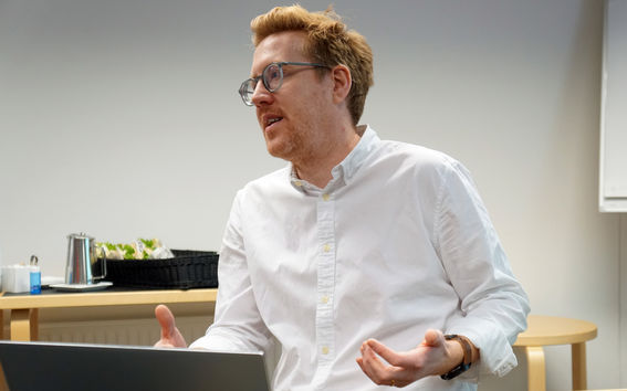 Bryden Woodin johtaja Phil Langley Aalto-yliopiston järjestämässä työpajassa