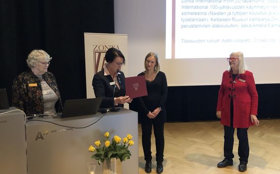 Maisteriopiskelija Tiina Mikkonen sai stipendin menestyksestään kaupallisella alalla.