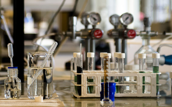 Akkujätettä ja kemikaaleja. Kuva: Glen Forde