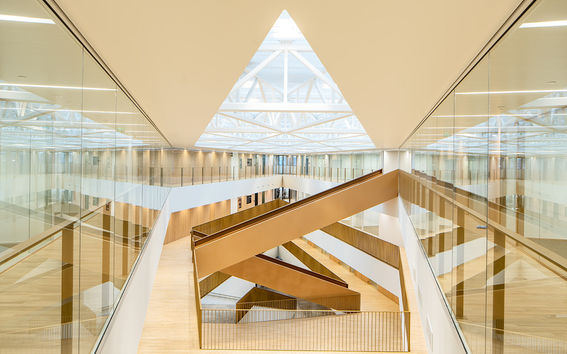 Aalto-yliopisto Kauppakorkeakoulu klusteriaula kolmas kerros Kuva: Mika Huisman / Aalto-yliopisto