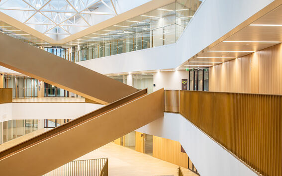 Aalto-yliopisto Kauppakorkeakoulu toinen kerros portaat Kuva: Mika Huisman / Aalto-yliopisto