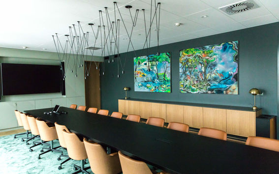 Kauppakorkeakoulun istuntosali, jonka seinällä Maiju Salmenkiven taulut