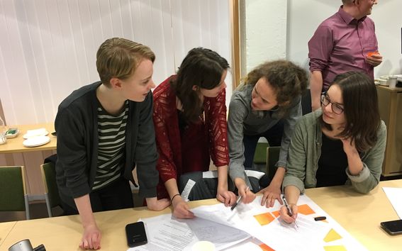 Olarin lukiolaisia Kemian tekniikan korkeakoulun opiskelijamarkkinoinnin työpajassa 8.2.2019/ Kuva: Helena Seppälä