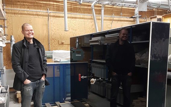 Kuvassa keksijä Pasi Herranen VIS-elementin vieressä. Elementti on suuri, kiiltävän musta suunnikas. 