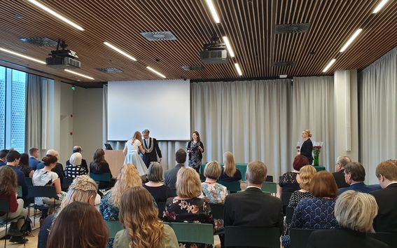 Dekaani Björkman jakaa todistukset