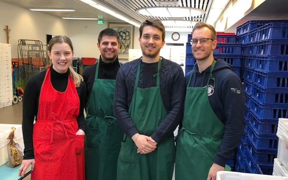 CEMS-opiskelijat Liisa Antola, Laurenz Marton, Andrea Pelissero ja Daniel Cohen jakamassa ruokaa Hurstin Avussa