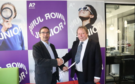 STEK ry lahjoitti kaksi Voimala -oppimispakettia Aalto Juniorille