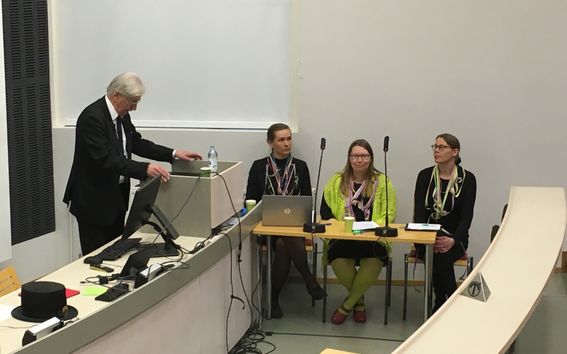 Teekkarijäynä Teemu Kerpun edustaja pitää dosentturiluentoa / Kuva: Helena Seppälä