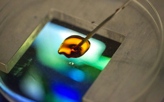 Aalto-yliopiston kemian tekniikan korkeakoulun tutkimusta, kuva Mikko Raskinen