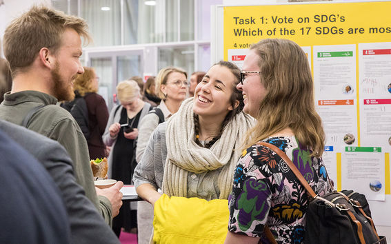 Ihmisiä Aalto-yhteisön strategiatilaisuudessa maaliskuussa 2019, kuva Mikko Raskinen