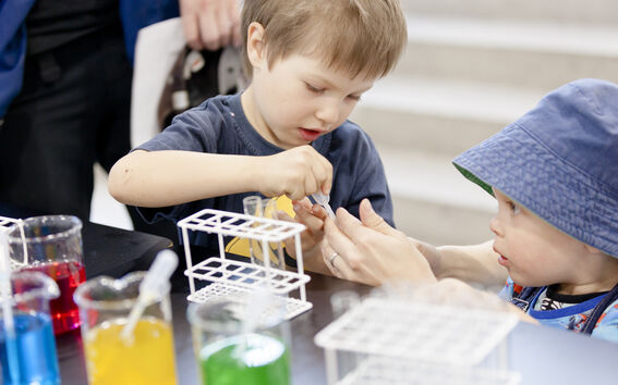 Lapsia Aalto-yliopisto Juniorin työpajassa. Kuva: Alisa Javits