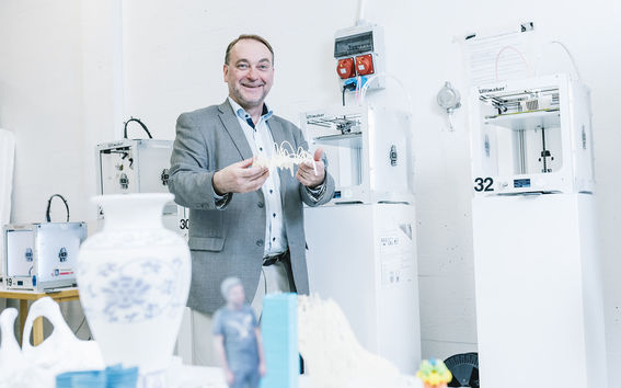 Jukka Tuomi 3d-tulostamisen laboratoriossa. Kuva: Jaakko Kahilaniemi.