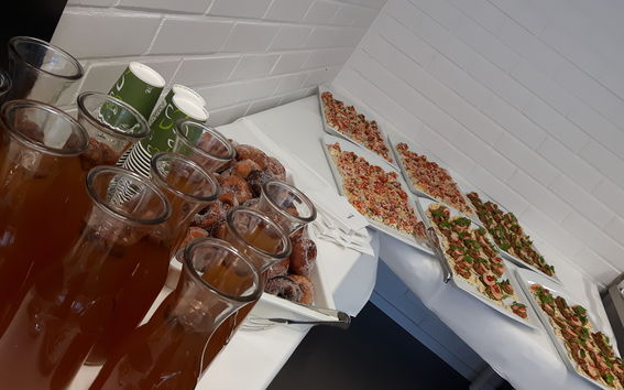 Kauppakorkeakoulun tuoreen Premium Partnerin Finavian nimikkosalin avajaiset 29. huhtikuuta. Tarjolla vapun kunniaksi simaa ja munkkeja.