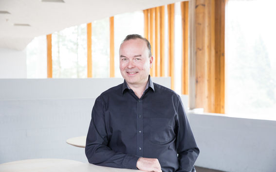 Aalto-yliopiston alumniverkoston johtoryhmän puheenjohtaja Kaj Hagros. Kuva: Mikko Raskinen