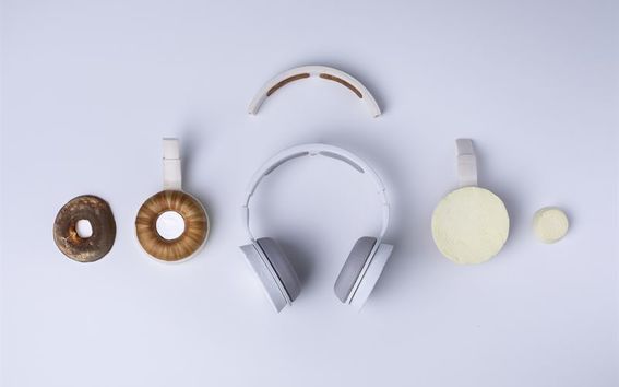 Tutkijoista, teollisista muotoilijoista ja dokumentaristeista koostuva Korvaa-projekti halusi näyttää tämän todeksi ja valmisti kuulokkeet, jonka muovi- ja nahkaosat on tuotettu mikrobien avulla. 