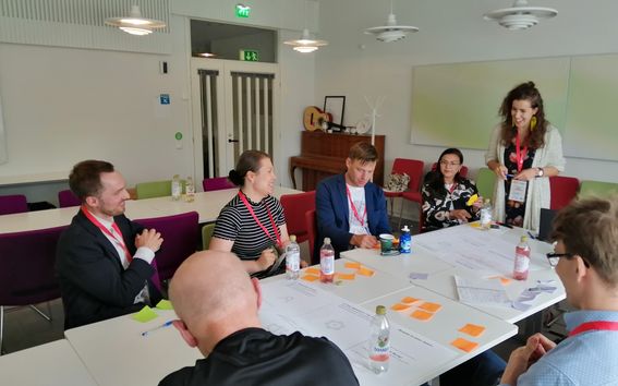 Kuvassa ylhäältä vasemmalta Ernesto Hartikainen, Nina Borger, Jussi Kallio, Jasmin Järvinen, Rosa Väisänen, Eetu Ahonen ja Erkki Aalto. Kuva: Hanna Wikström/ Aalto-yliopisto