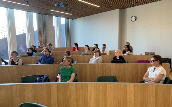 Kuvassa näkyy workshopin osallistujia. Kuva: Johanna Moisander. 