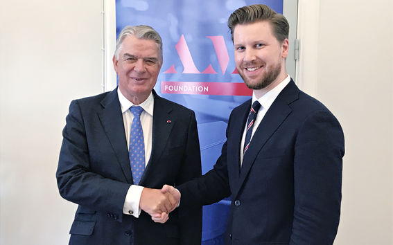 Kuvassa näkyvät pääomasijoittaja Björn Saven ja tohtorikoulutettava Lassi Tervonen.