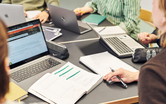 Työntekijät tietokoneiden äärellä