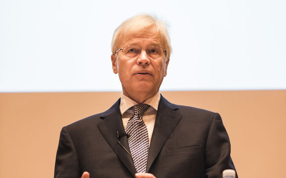 Bengt Holmström luennoimassa. Kuva Aalto-yliopisto / Jaakko Kahilaniemi