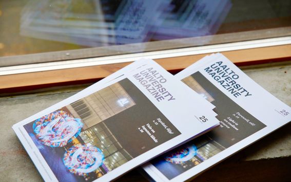 Kuvassa on uusia Aalto University Magazine -lehtiä ikkunalaudalla. Kuvaaja: Kalle Kataila.