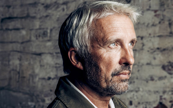 Henkilökuvassa Helsinki Design Weekin perustaja Kari Korkman. Kuvaaja: Aleksi Poutanen.