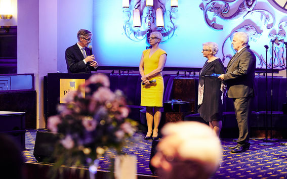 Dekaani Ingmar Björkman vastaanotti Suomen Liikemiesten Kauppaopiston Säätiö sr:n Kauppakorkeakoululle antaman lahjoituksen.