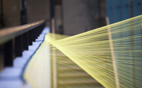 kuvituskuva, jossa keltaista valoa. Kuva: Mikko Raskinen / Aalto-yliopisto