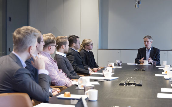 Kuvassa näkyy opiskelijoita ja koulun dekaani Ingmar Björkman palkitsemistilaisuudessa.