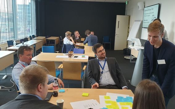 Opiskelijat Eljas Pajamies ja Markus Nieminen (oik.) pitämässä tekoälytyöpajaa KPMG:llä 