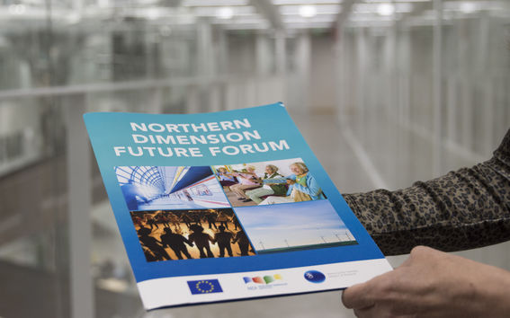 Tulevaisuusfoorumin esitteen kansi.