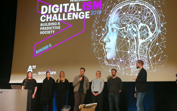 Digital Challenge -kurssin 6-henkinen voittajatiimi ja oikealla pitchaus-kilpailun juontaja