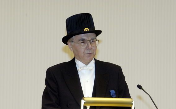 Juhlapukuinen Veikko Lindroos tohtorinhattuineen johtamassa TKK:n promootiota. Kuvaaja: Jukka Uotila.