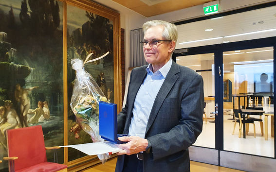 Jari Koskinen with flowers and emblem