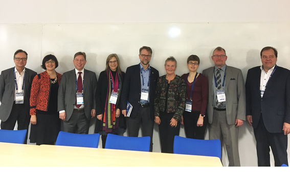 Yhdeksän hengen paneeli, joka keskusteli Reijo Luostarisen elämäntyön merkityksestä EIBAn vuosikonferenssissa.